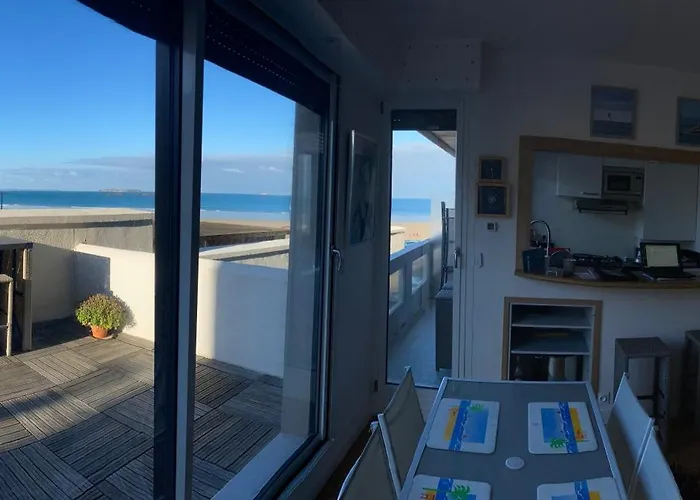La Caravelle Au Plus Pres De La Mer